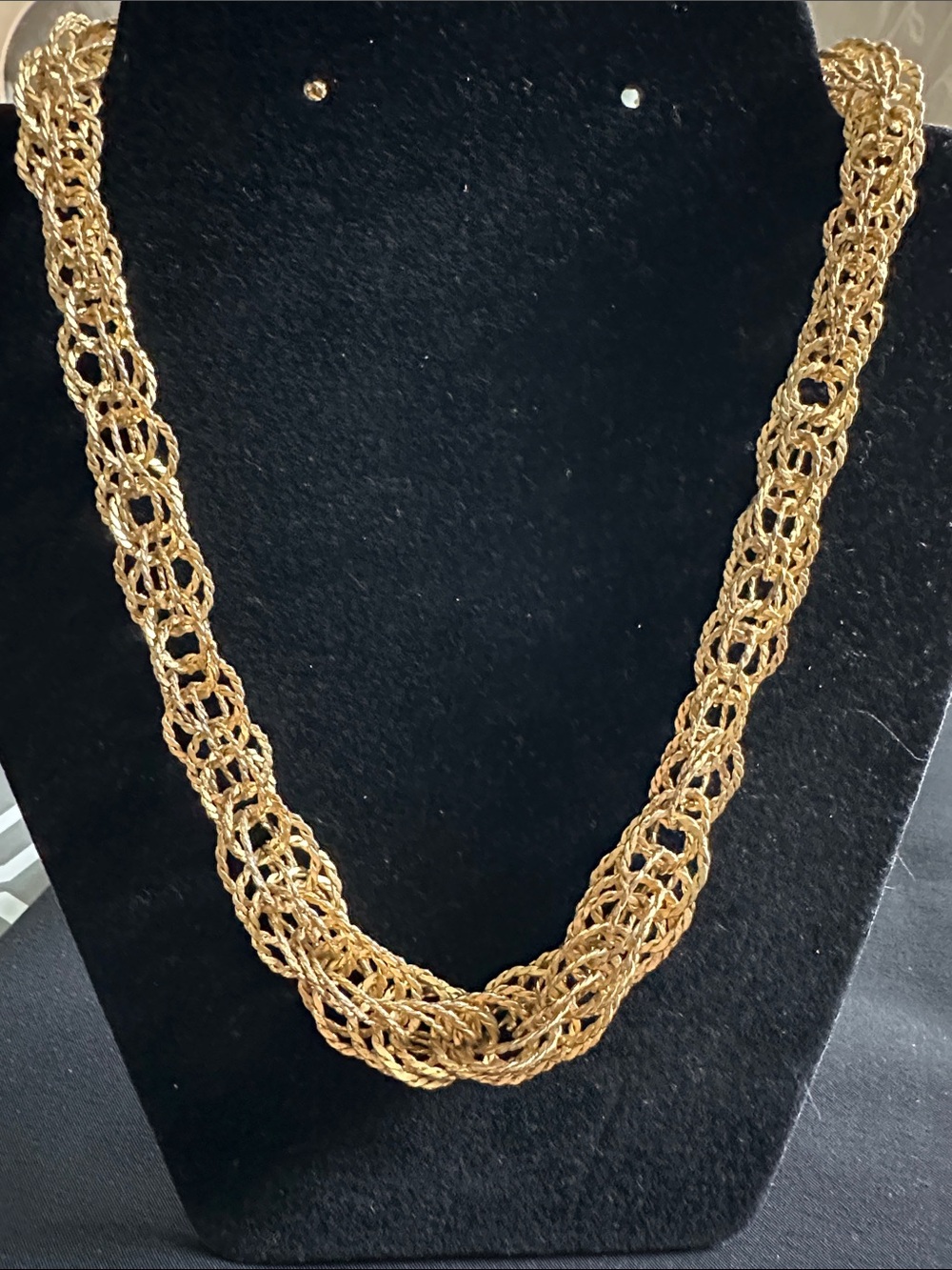 Vintage EUC goldtone interwoven rope chain necklace. Dimensional effect in 18”